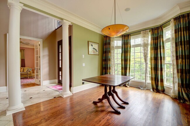 Building Photo - Executive Golf Course Rental in Moores Mil...