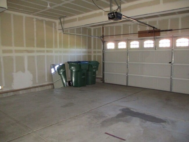 Building Photo - Northwest Suburban  Beauty