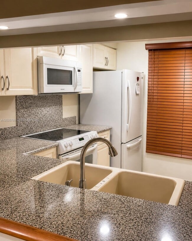 Building Photo - 3082 S Oakland Forest Dr