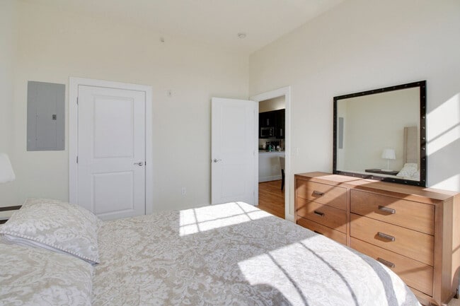 Building Photo - 909 Usher St