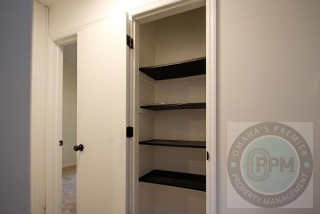 Building Photo - Spacious 4-bedroom, 3-bath home in Omaha