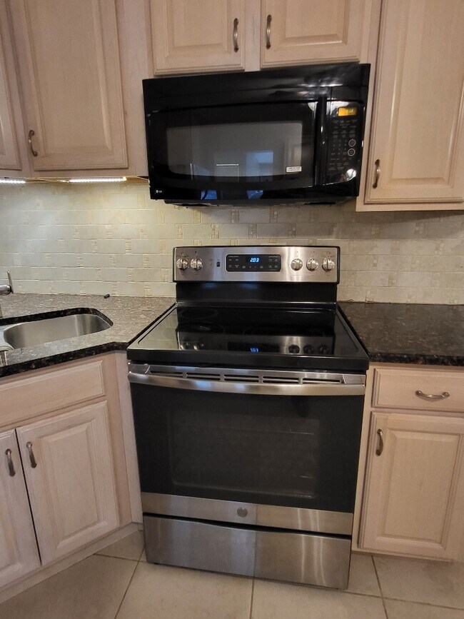 Building Photo - 7510 Farmingdale Dr