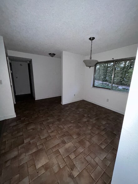 Building Photo - 100 SW Ruckel St