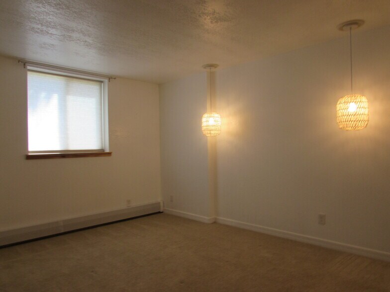 Building Photo - 3150 Lakeside Dr