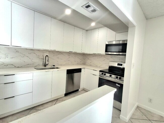 Building Photo - 1421 S Ocean Blvd