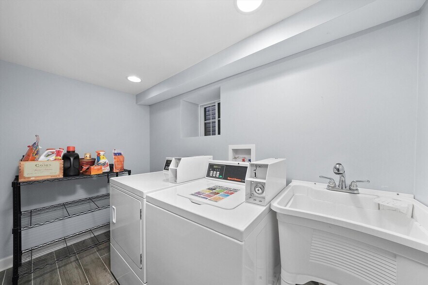 Building Photo - 1900 N Bissell St