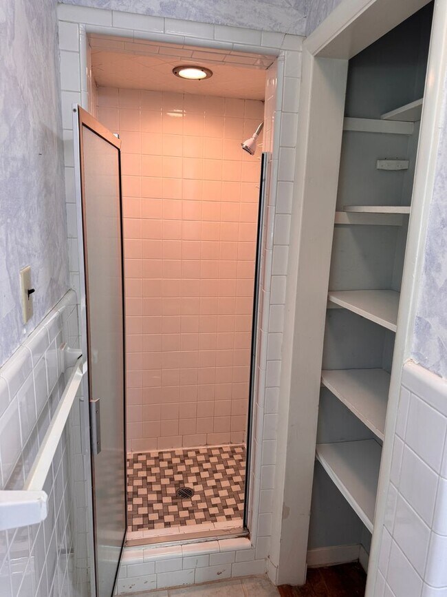 Building Photo - 5 Bedroom || 3 Bathroom Home with All Util...