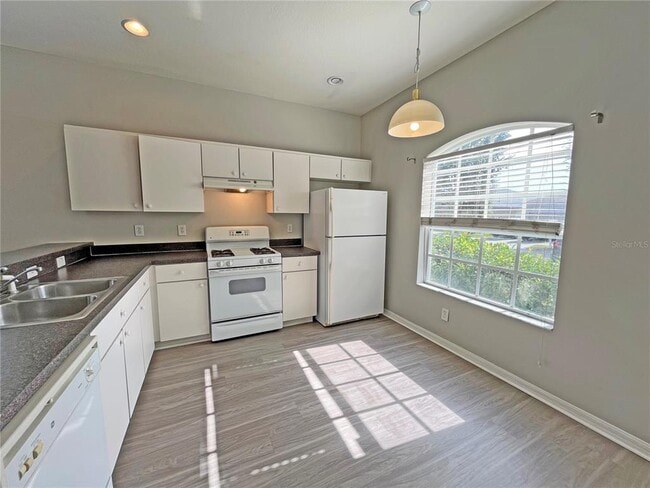 Building Photo - 24925 Vintage Ct