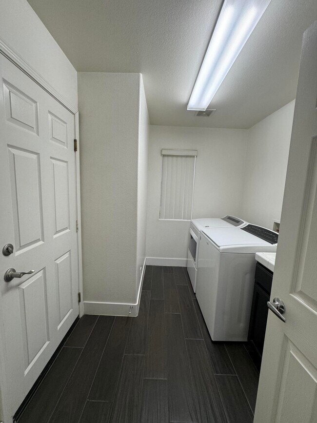 Building Photo - 74081 W Petunia Pl