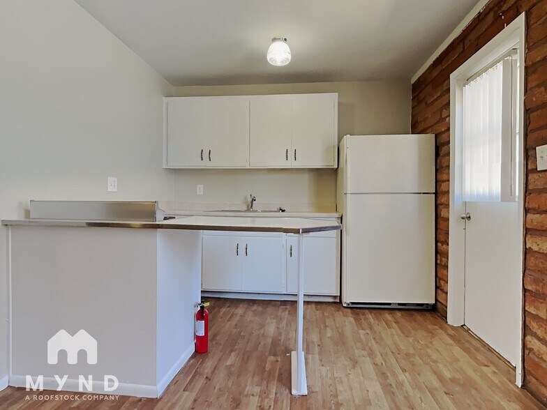 Building Photo - 910 S Dorsey Ln