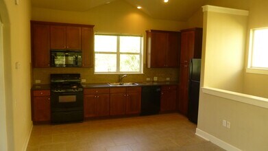 Building Photo - Great 1/1 unit in Chestnut Commons 78702