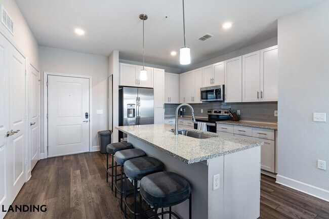 Building Photo - 918 Aventine Dr