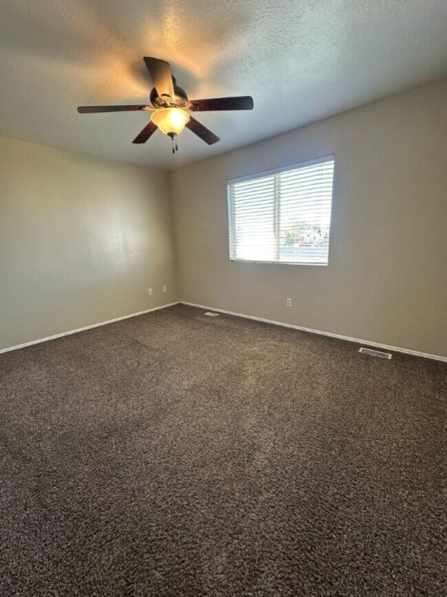 Building Photo - December Rent Free! Beautiful 5 Bed 2 Bath Home for Rent in Syracuse!