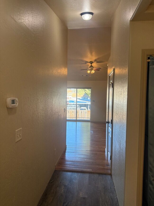 Building Photo - 2BED 2.5 BATH - TOWNHOME IN A QUIET NEIGHBORHOOD