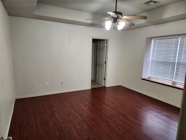 Building Photo - 212 Cambridge Dr