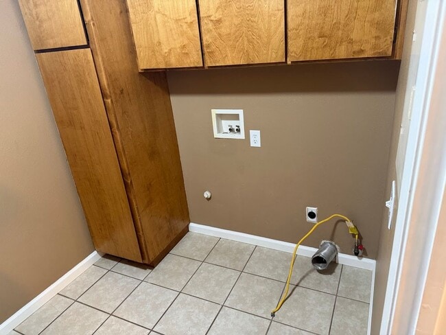 Building Photo - Huge Three Bedroom Townhouse with Garage and Backyard!