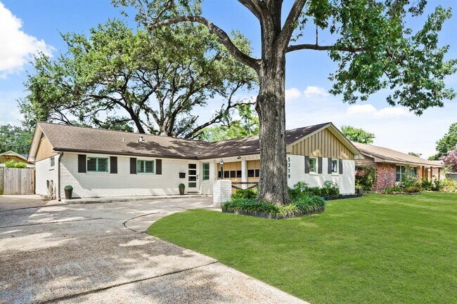 Building Photo - 5319 Saxon Dr