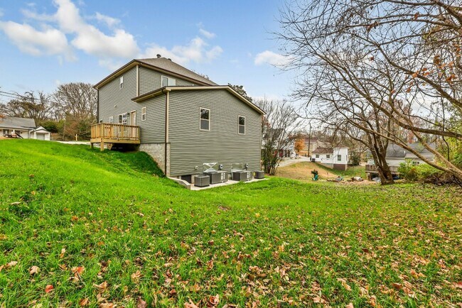 Building Photo - 420 S 2nd St