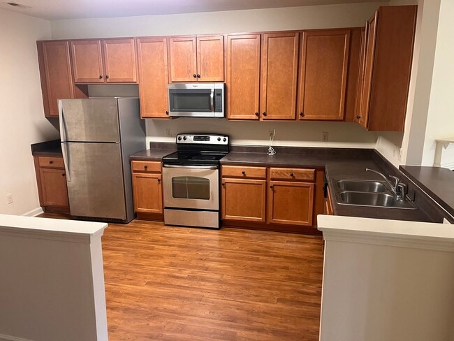 Building Photo - Beautiful 3 bedroom 2.5 baths Townhouse