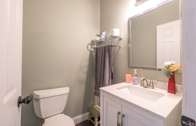 Building Photo - 4Bd/3.5Ba Home Available