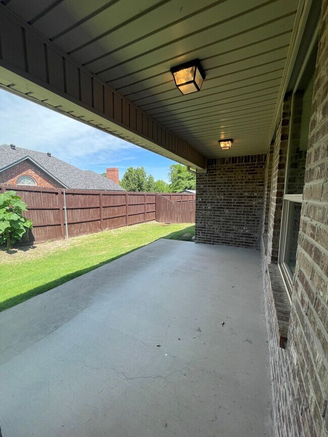 Building Photo - Gorgeous 3-bed/1-bath with garage!