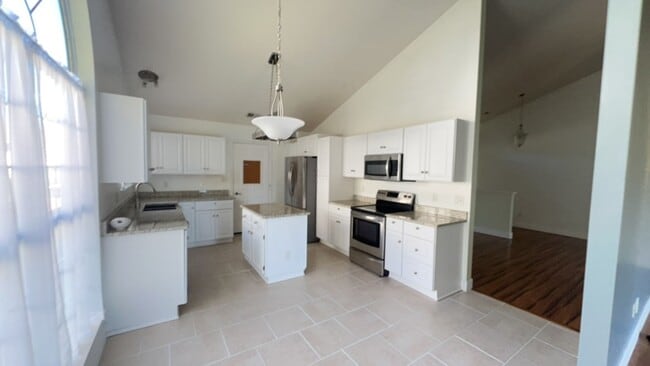 Building Photo - LIVE THE GOOD LIFE at this wonderful ranch...