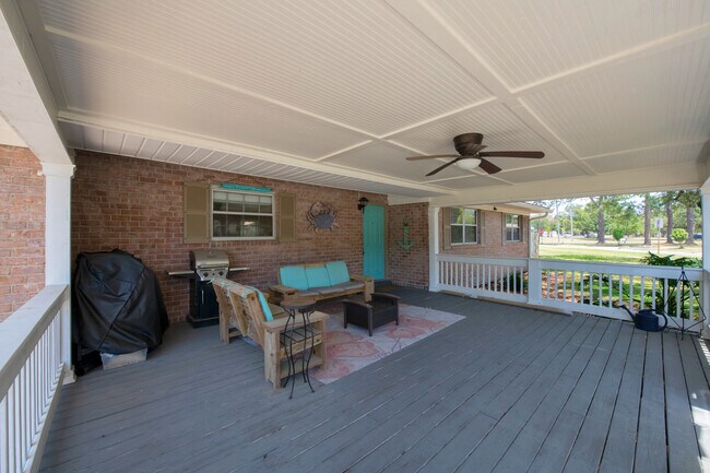 Building Photo - 111 Bayshore Ct NE