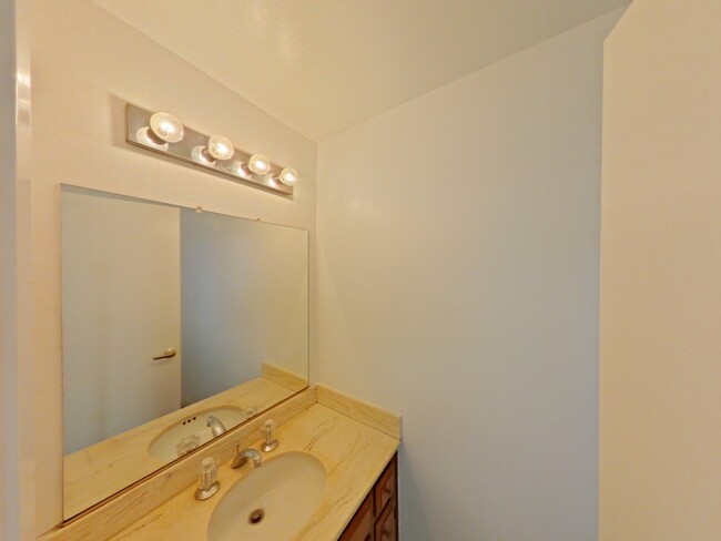 Building Photo - Spacious 3-Bedroom Townhome with Private L...