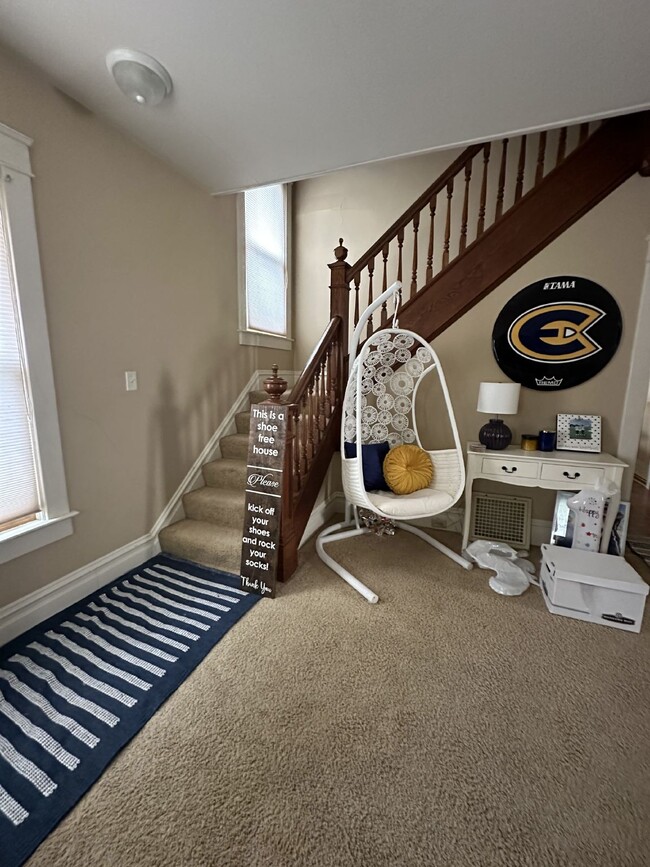 Building Photo - Great 4 Bed 3 Bath! Available June 1st 2025