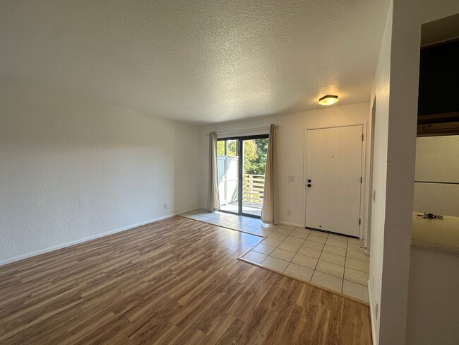 Building Photo - 2Br/1Ba Cute Condo Close to Downtown and H...