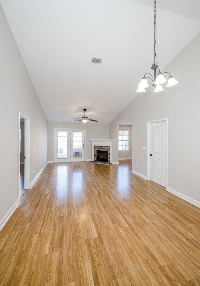 Building Photo - 304 York Ln