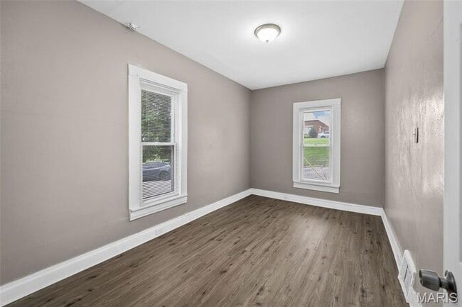 Building Photo - Completely remodeled and move-in ready!