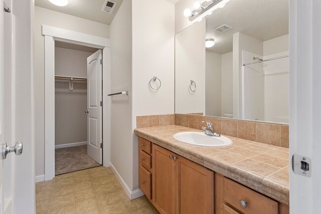 Building Photo - 4 bedrooms 2.5 bath, fenced backyard, AC, ...