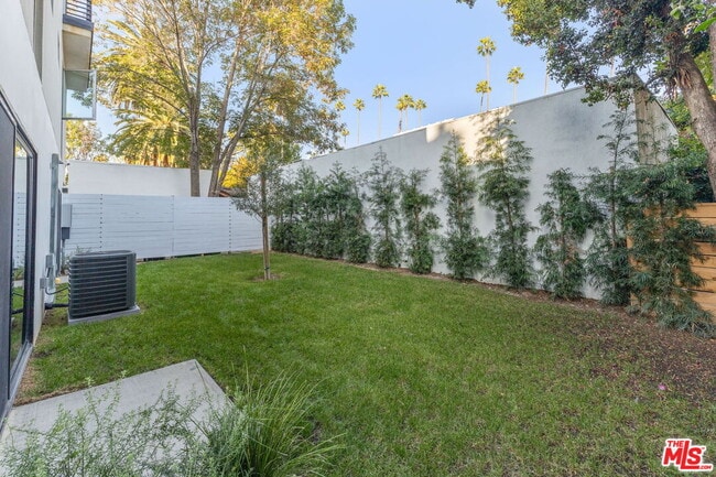 Building Photo - 1752 N Van Ness Ave