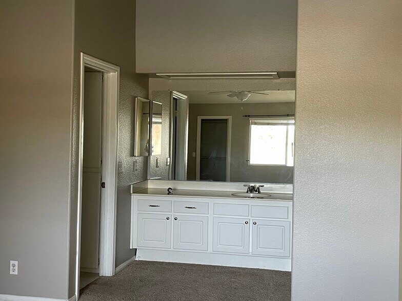 Building Photo - 42140 Lyndie Ln