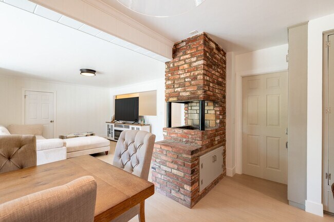 Building Photo - Relaxing 4BR Family Home Near Attractions ...