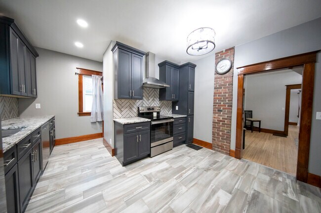 Building Photo - 749 New Hampshire St