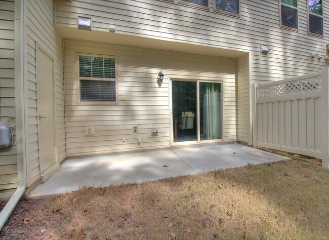Building Photo - Lovely 3 Bedroom Townhome Minutes to Duke ...