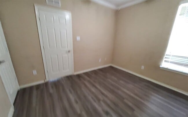Building Photo - 25047 Lenora Dr