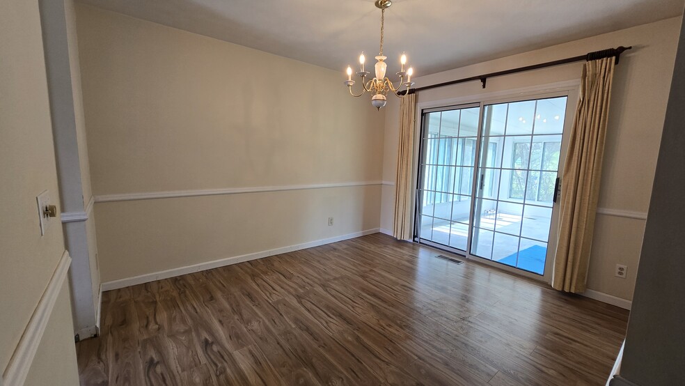 Formal dining room connected to kitchen overlooking sunroom - 790 Vine St