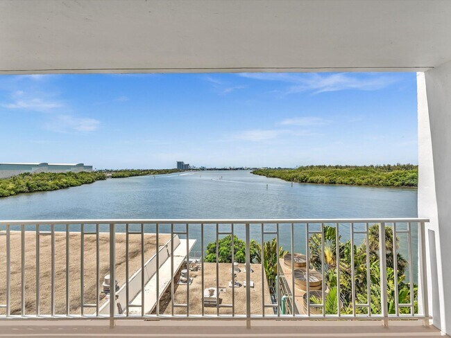 Building Photo - 500 Bayview Dr