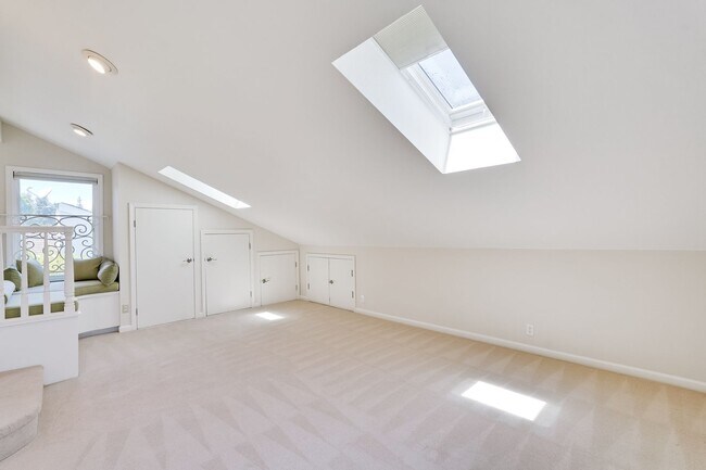 Building Photo - $8500-Mountain View  4 bedroom 3 baths in great neighborhood!