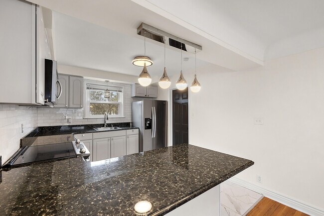 Building Photo - 2046 Yorkshire Rd