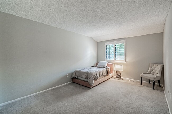 Building Photo - 9866 E Maplewood Cir