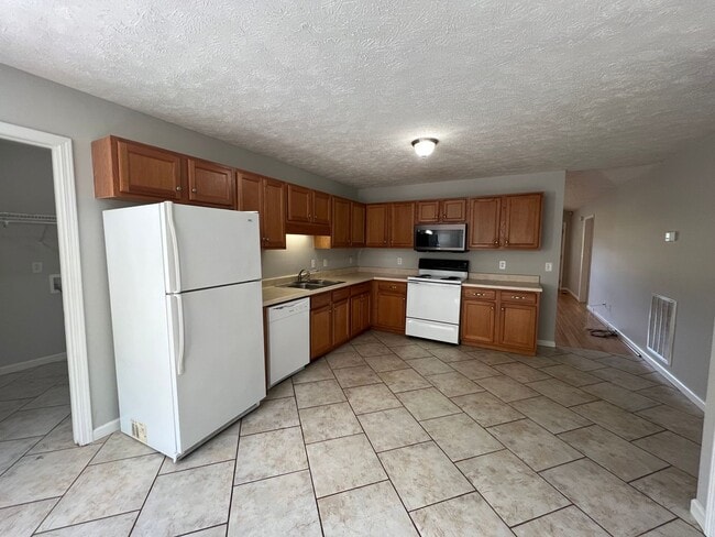Building Photo - 3 BR 2 Bath home with 2 Car Garage and Hug...