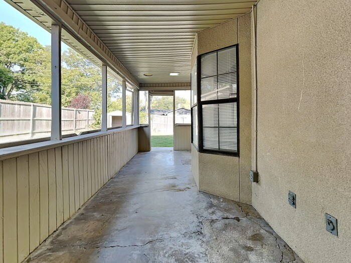 Building Photo - 2515 Wanda Dr