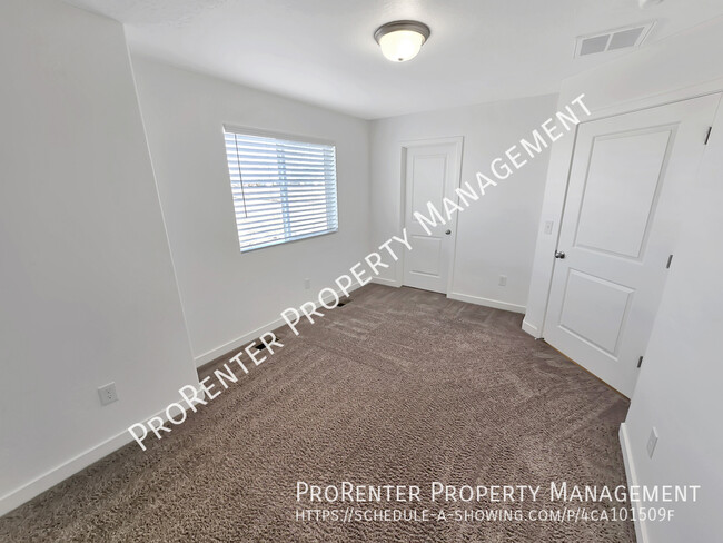 Building Photo - Like New 3 Bed, 2 Bath Townhome