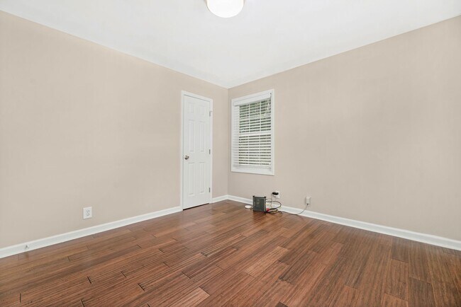 Building Photo - Renovated Home just minutes from Uptown!