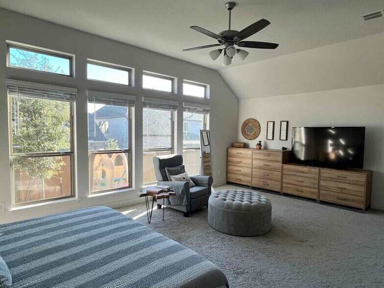 Building Photo - 2126 Thayer Cv