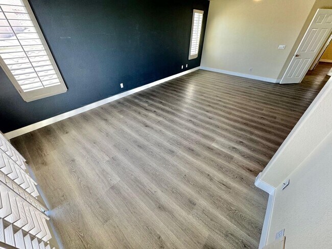 Building Photo - GORGEOUS 2 STORY SPACIOUS 4 BEDROOM HOUSE ...